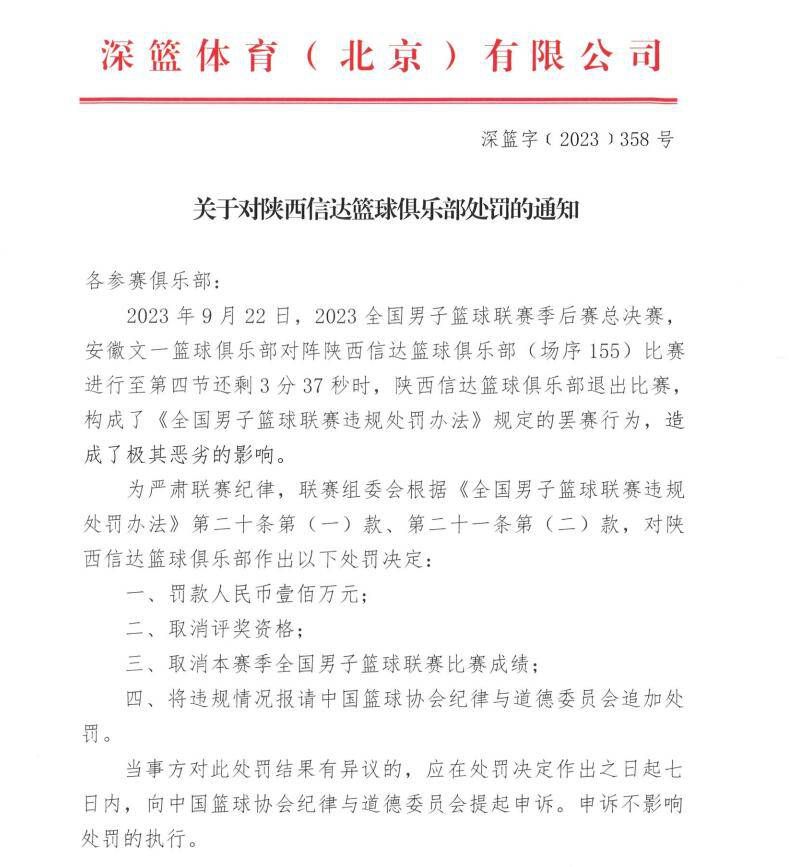 整张海报以丛林风格为主导，主角穿着斗篷戴着斗笠，站在雨中